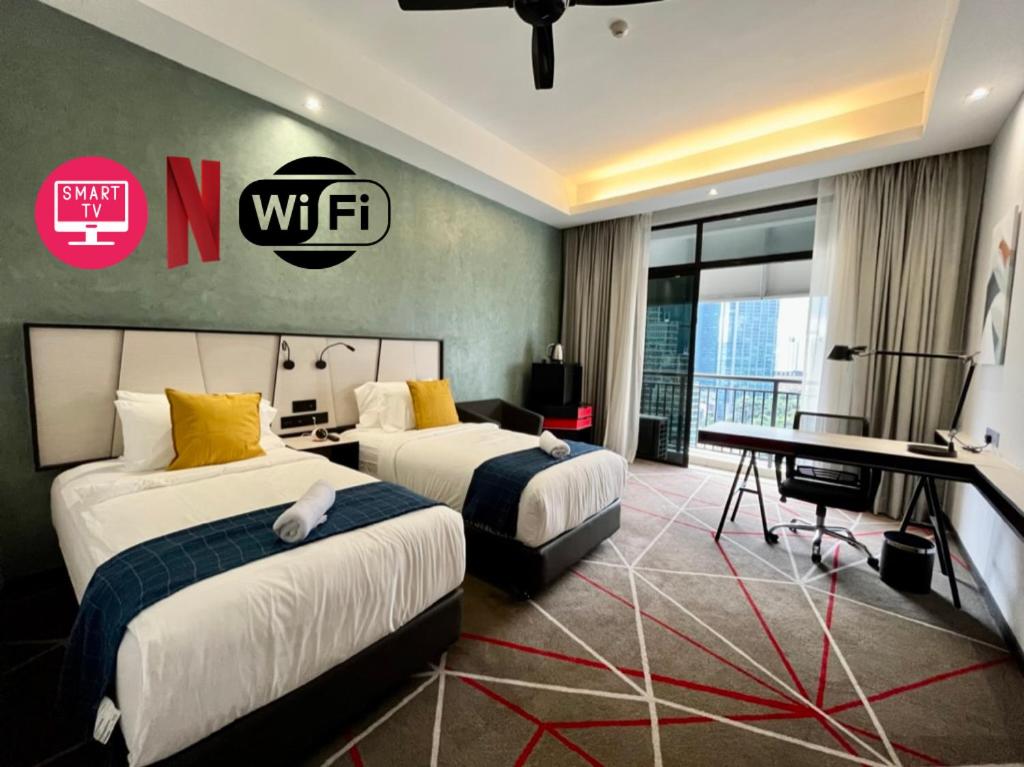 Cette chambre comprend deux lits et un bureau. dans l'établissement #16 M101 Dang Wangi KLCC View Pool By Livin, à Kuala Lumpur
