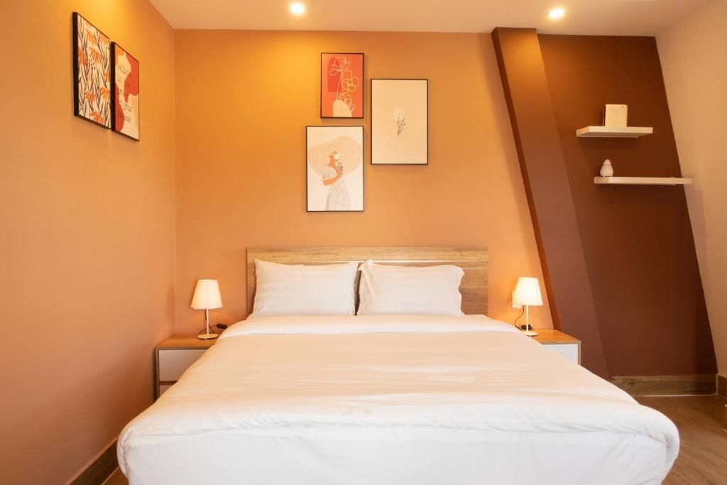 - une chambre avec un grand lit blanc et deux lampes dans l'établissement Dalat Blanc Hotel 2, à Khu Chi Lăng