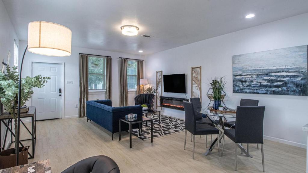 sala de estar con sofá azul y mesa en Vibrant Blue Luxury Loft 2316 en Nueva Orleans