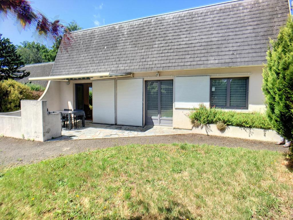 Cette maison dispose d'une terrasse et d'une table. dans l'établissement Maison de plain-pied avec jardin, à 200m de la plage et 400m des commerces - FR-1-361-58, à Jullouville