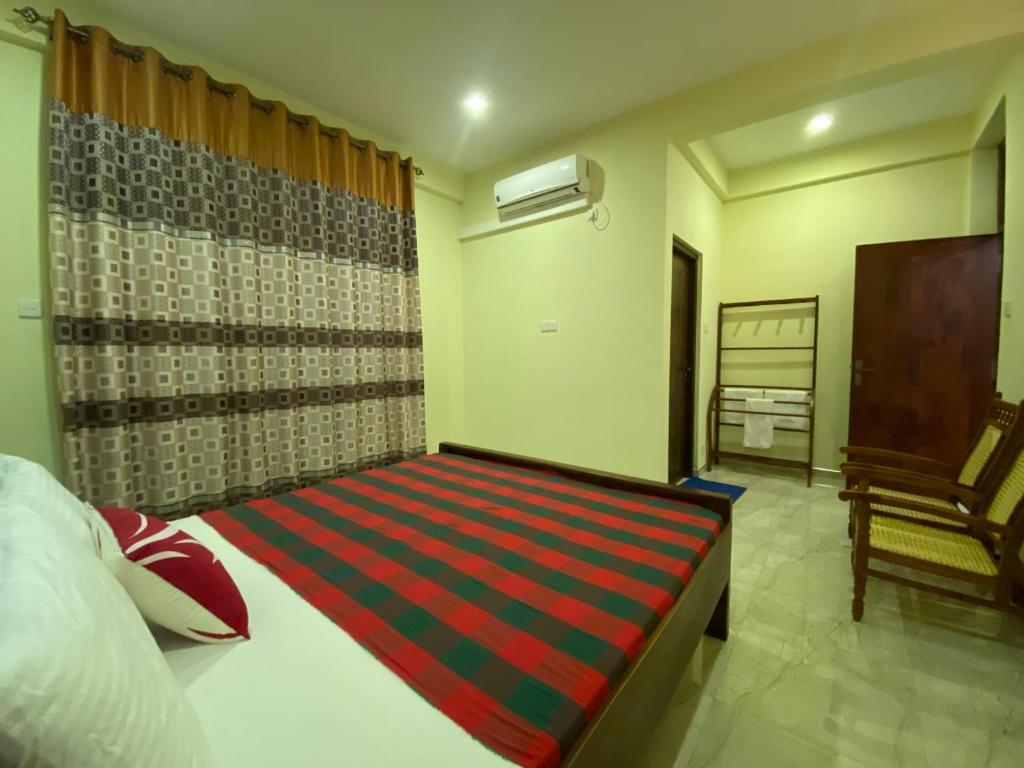 Postel nebo postele na pokoji v ubytování Nirosha Guest House