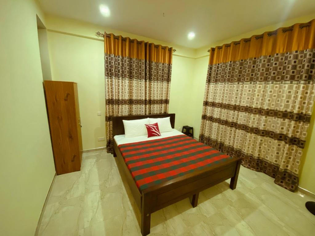Postel nebo postele na pokoji v ubytování Nirosha Guest House