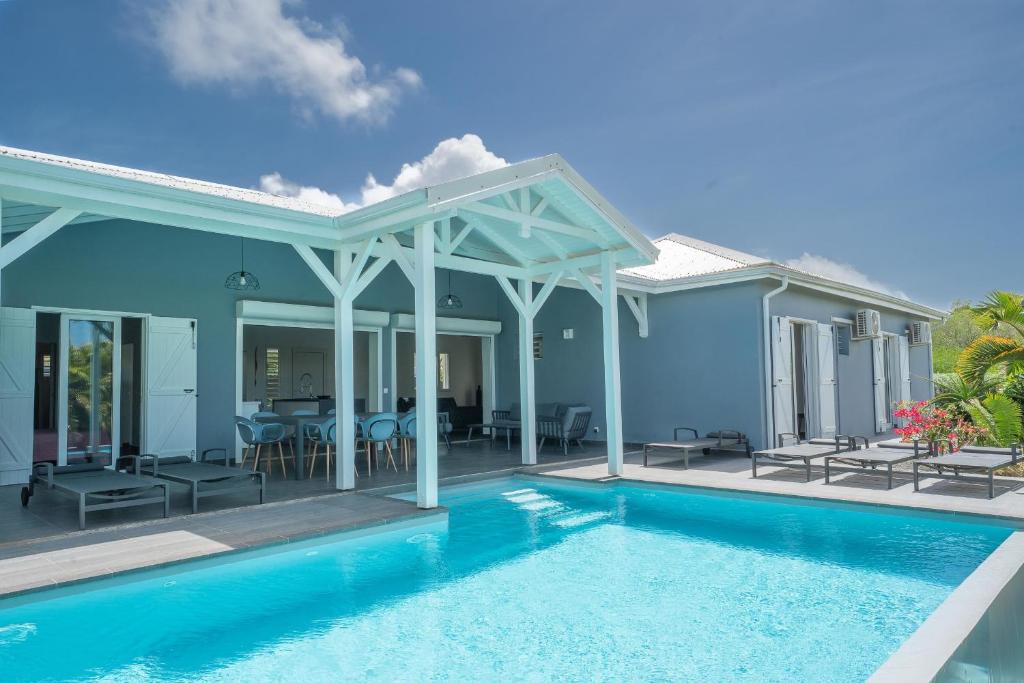 une villa avec piscine et une maison dans l'établissement Villa Anamangue, à Saint-François