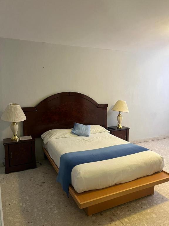 Postel nebo postele na pokoji v ubytování Hotel Queretaro