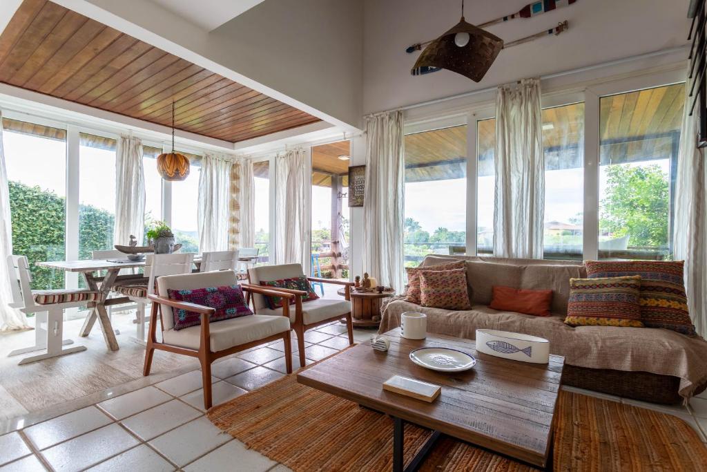 una sala de estar con un sofá y una mesa en Praia de Geriba - Fantastica Vista Mar, en Búzios
