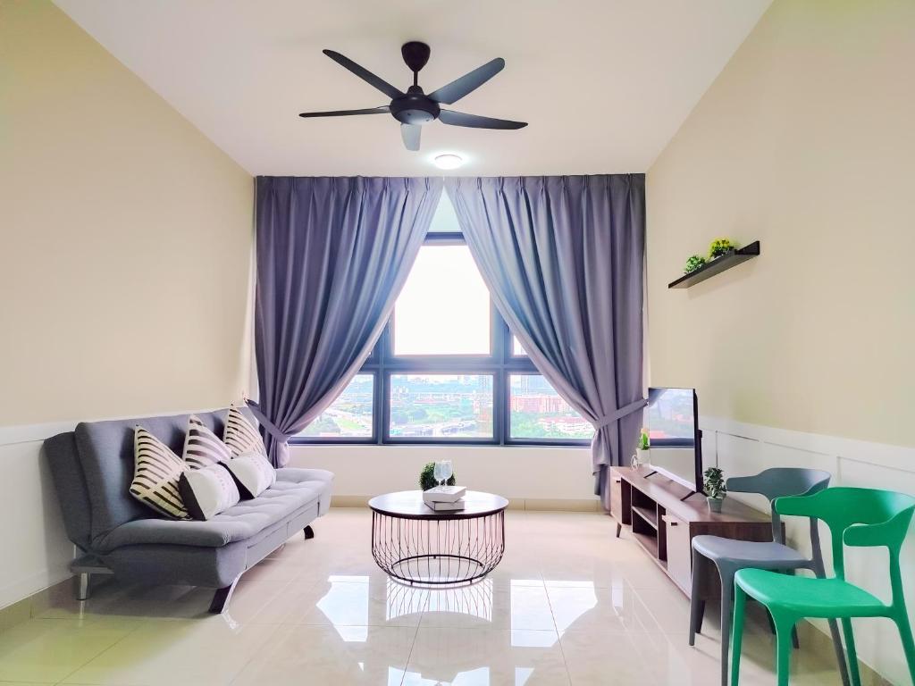 sala de estar con sofá y ventilador de techo en M Vertica By Minsu en Kuala Lumpur