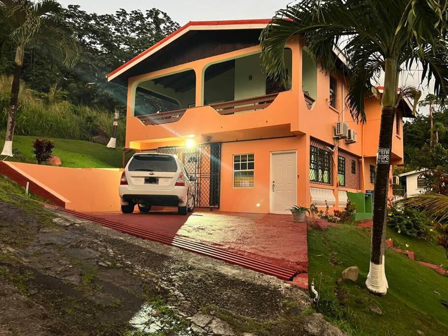 un coche aparcado frente a una casa en Homely Environment Studio Apt, en Gros Islet