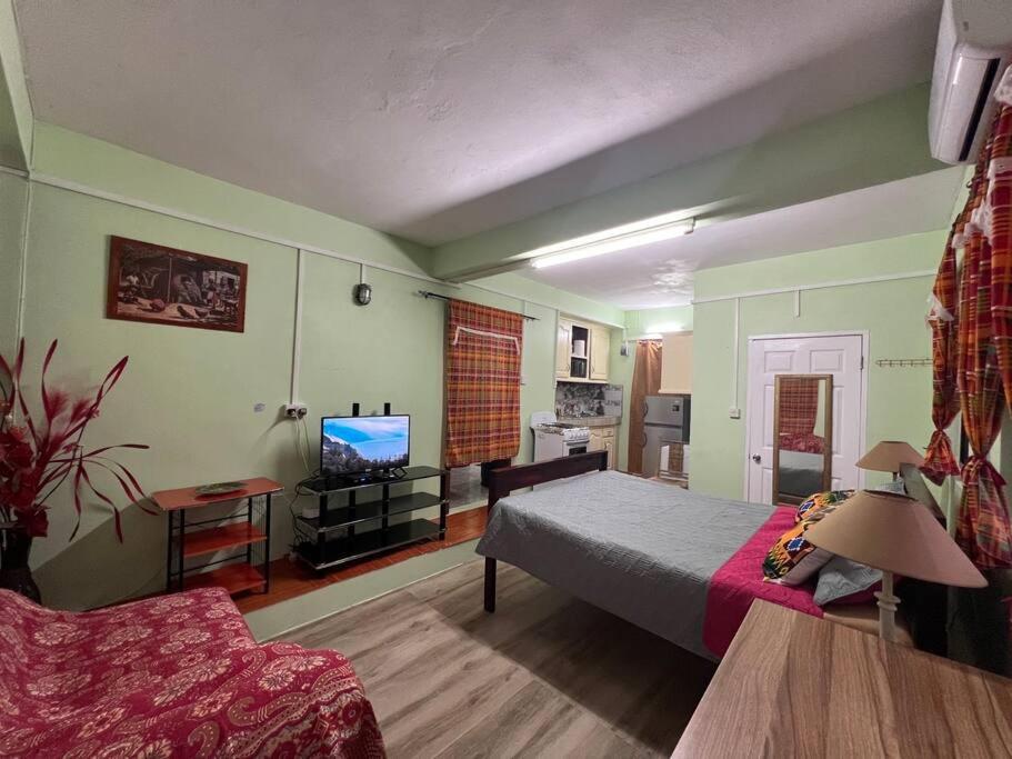 Postel nebo postele na pokoji v ubytování Homely Environment Studio Apt