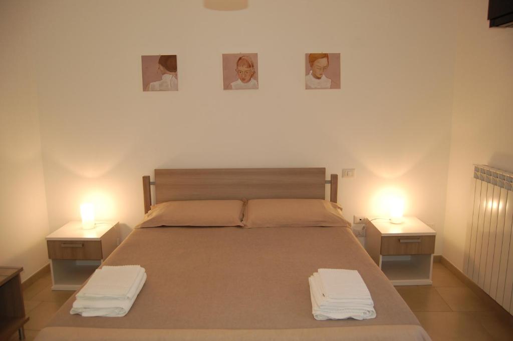 Łóżko lub łóżka w pokoju w obiekcie Ypsilhome