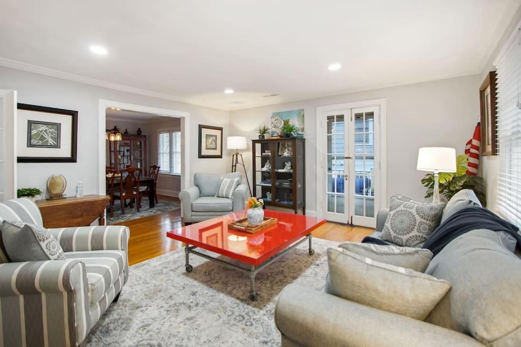 uma sala de estar com um sofá e uma mesa em Chevy Chase 4 BR 2 offices Comfortable Inviting em Washington