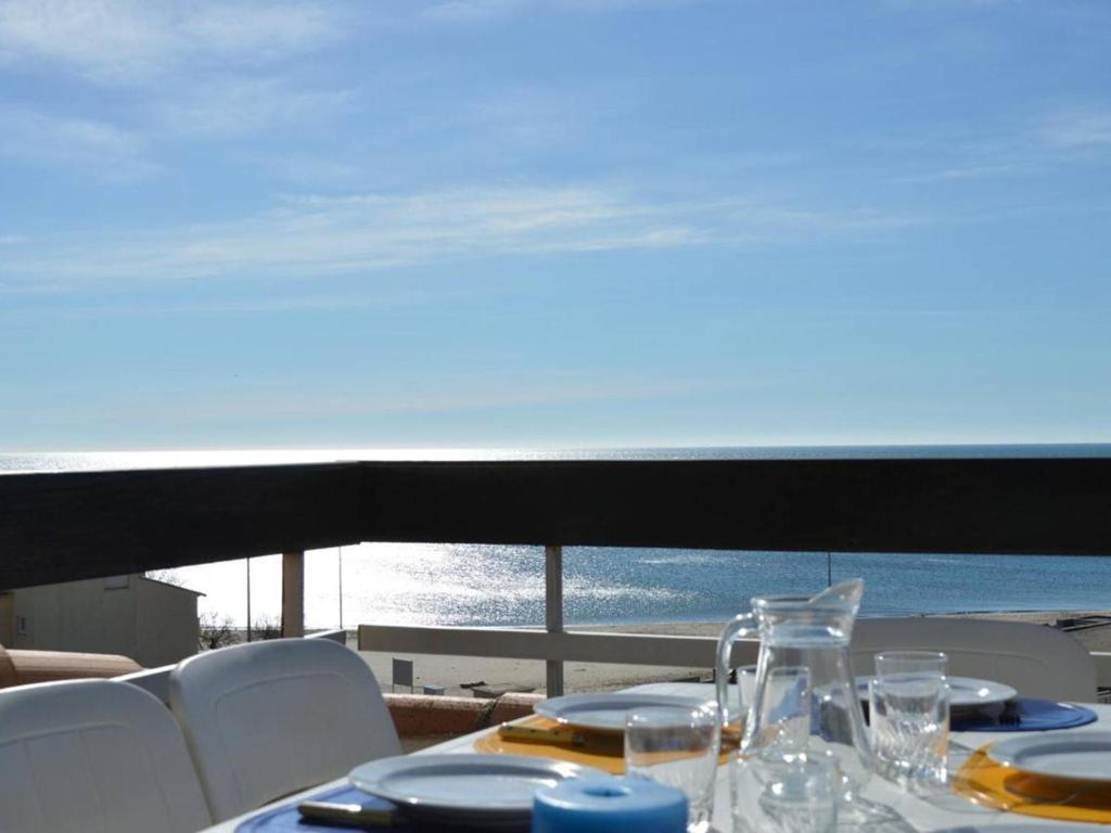 une table avec vue sur l'océan sur un navire dans l'établissement Appt T3 avec terrasse, clim, parking à Cap d'Agde, proche plage et commerces - FR-1-249-38, au Cap d'Agde
