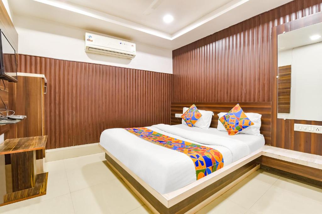 um quarto com uma cama grande num quarto em FabExpress Sunrise em Ahmedabad