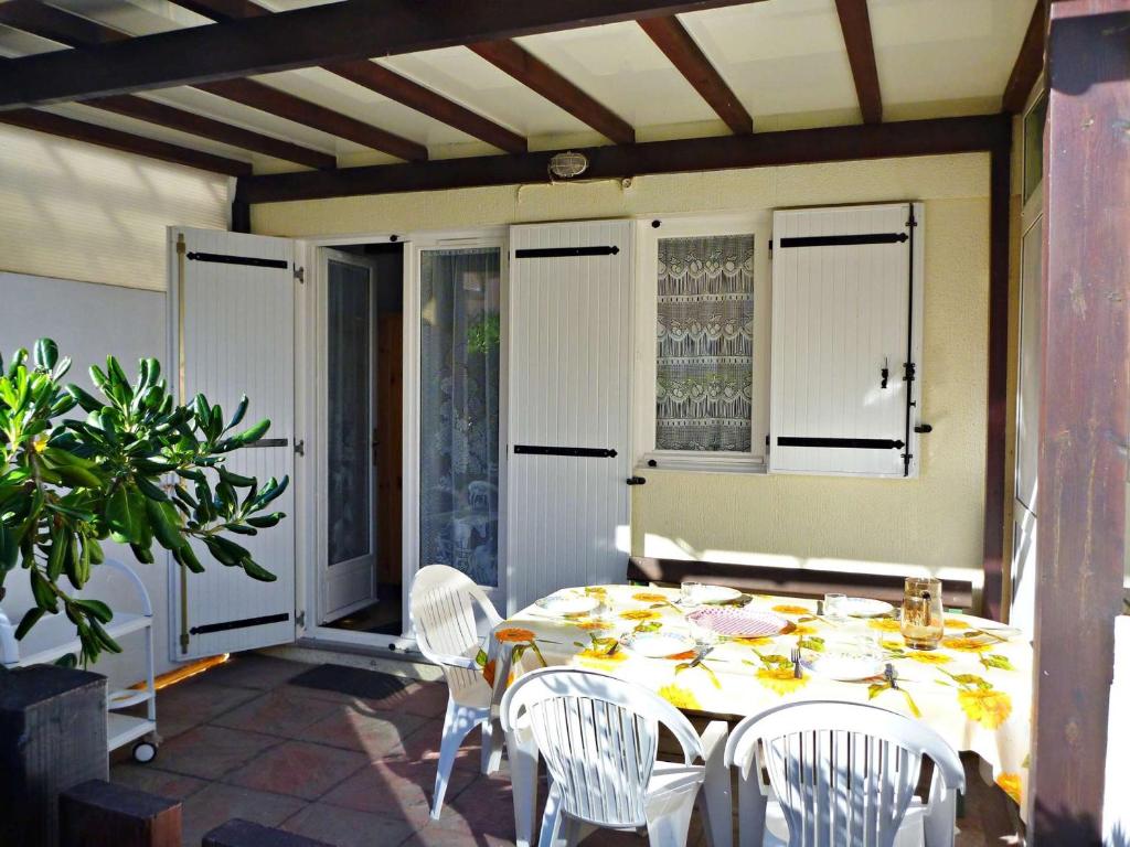 Photo de la galerie de l'établissement Maison climatisée proche plage, terrasse, parking privé - FR-1-387-167, à Marseillan