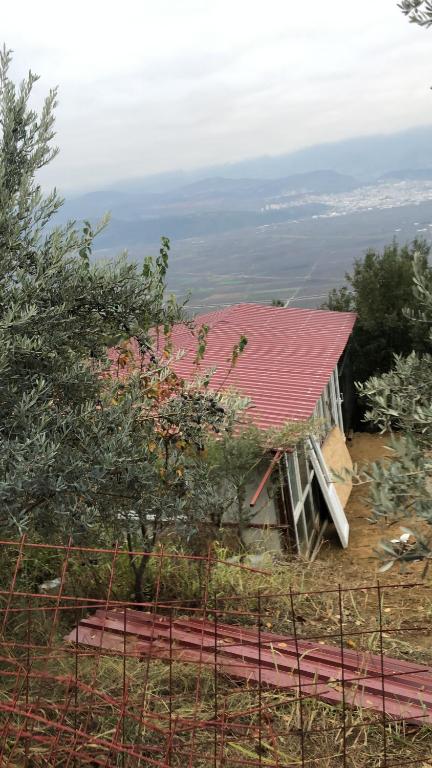 una casa con techo rojo en la cima de una colina en Bursa dağ evi, en Gürsu