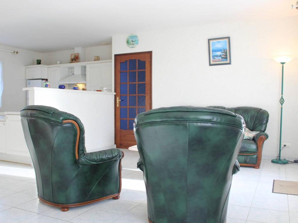Kuchyň nebo kuchyňský kout v ubytování Maison de Vacances 4 pièces avec Jardin Clos, Proche Port et Plage - 6 Couchages à Saint-Pierre-d'Oléron - FR-1-246A-171