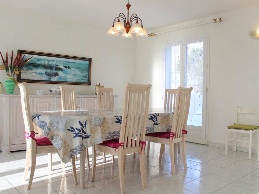 Posezení v ubytování Maison de Vacances 4 pièces avec Jardin Clos, Proche Port et Plage - 6 Couchages à Saint-Pierre-d'Oléron - FR-1-246A-171