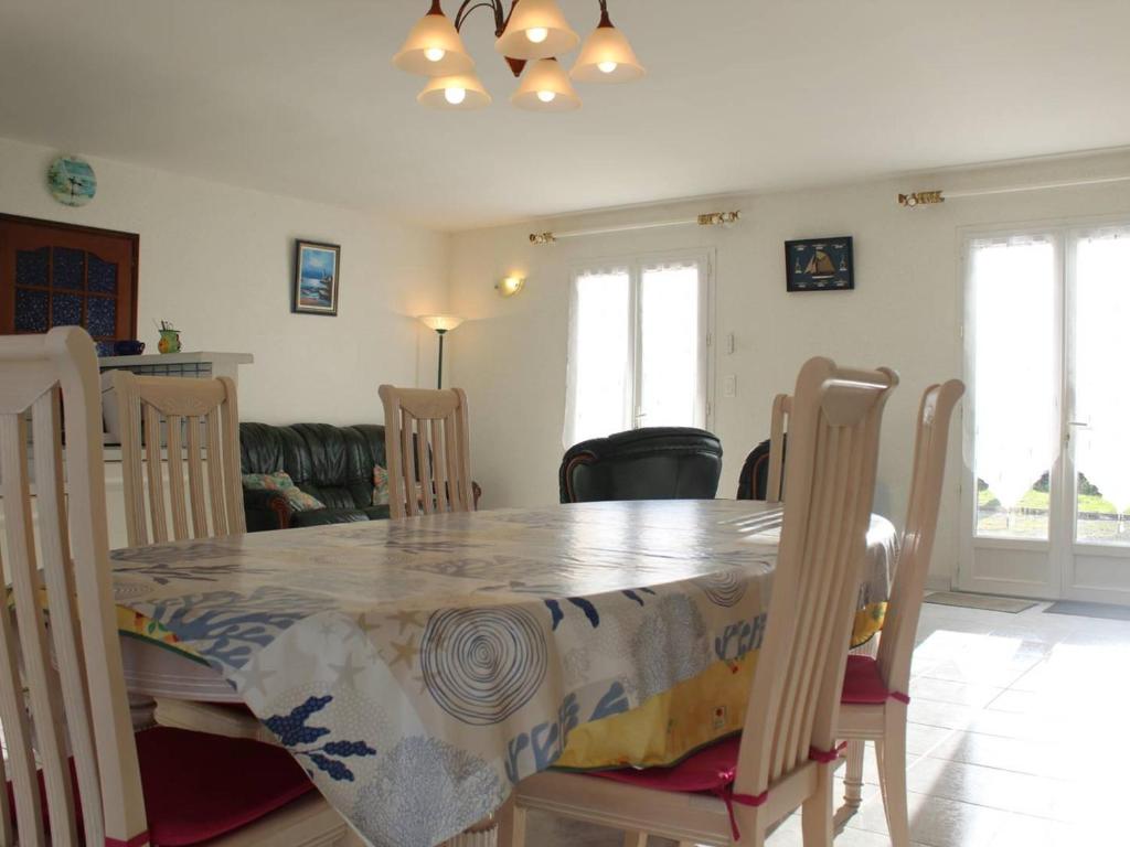 Posezení v ubytování Maison de Vacances 4 pièces avec Jardin Clos, Proche Port et Plage - 6 Couchages à Saint-Pierre-d'Oléron - FR-1-246A-171