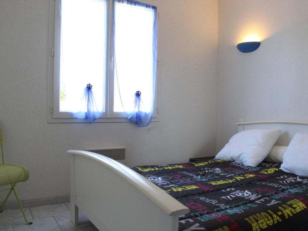 Postel nebo postele na pokoji v ubytování Maison de Vacances 4 pièces avec Jardin Clos, Proche Port et Plage - 6 Couchages à Saint-Pierre-d'Oléron - FR-1-246A-171