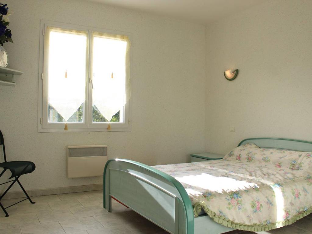 Postel nebo postele na pokoji v ubytování Maison de Vacances 4 pièces avec Jardin Clos, Proche Port et Plage - 6 Couchages à Saint-Pierre-d'Oléron - FR-1-246A-171