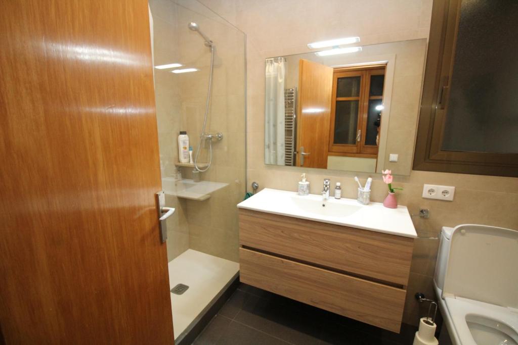 a bathroom with a sink and a shower and a mirror at Valencia habitaciones in Barcelona