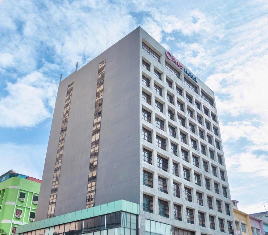 um edifício branco alto com um cartaz em Citrus Hotel Johor Bahru by Compass Hospitality em Johor Bahru