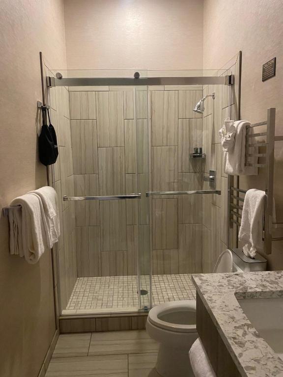 Koupelna v ubytování Harlow Hotel