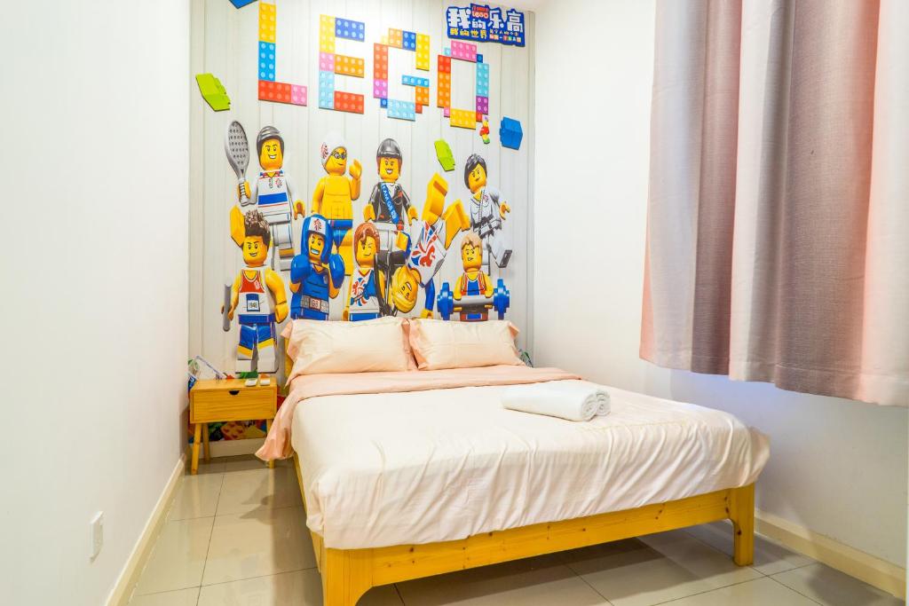 Postel nebo postele na pokoji v ubytování D'Pristine Theme Suite by Nest Home at LEGOLAND