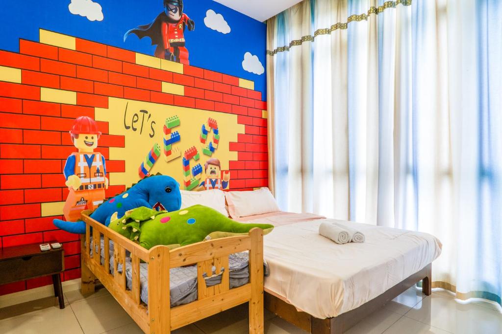 ein Kinderschlafzimmer mit einer Lego-Wand in der Unterkunft D'Pristine Theme Suite by Nest Home at LEGOLAND in Nusajaya