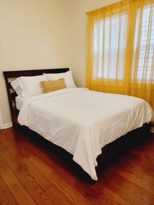 Letto o letti in una camera di Modern 4 Bed Rooms Jersey City, NJ Easy Access to Manhattan
