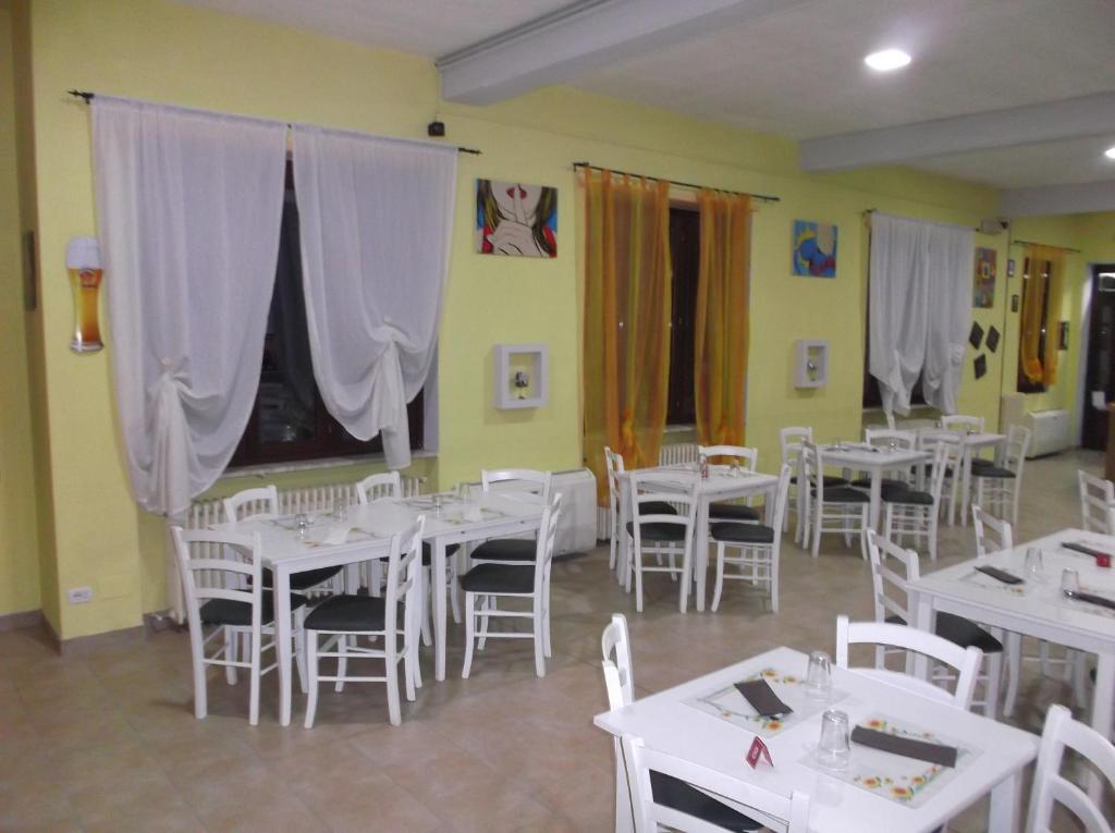 Reštaurácia alebo iné gastronomické zariadenie v ubytovaní Il Gatto e La Volpe