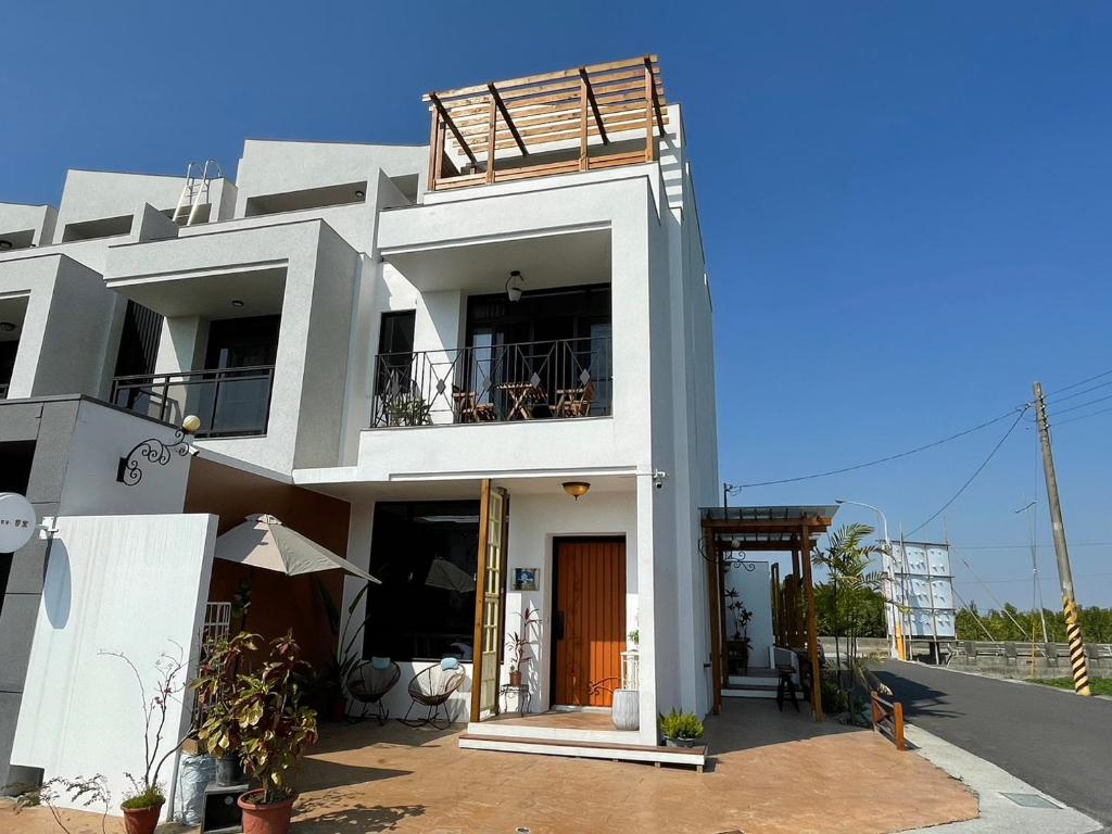 a large white building with a porch and balcony at 寄寓 Ji-Yu 