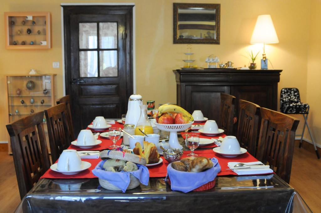 Ein Tisch mit einem Haufen Essen drauf. in der Unterkunft Au Clos d'Ardennes in Balaives-et-Butz