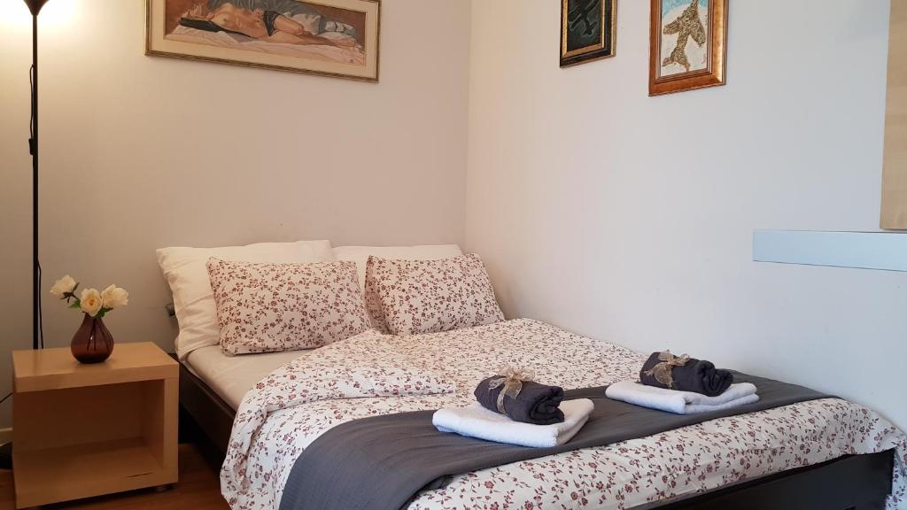 Letto o letti in una camera di Downtown Belgrade Hostel and Apartments
