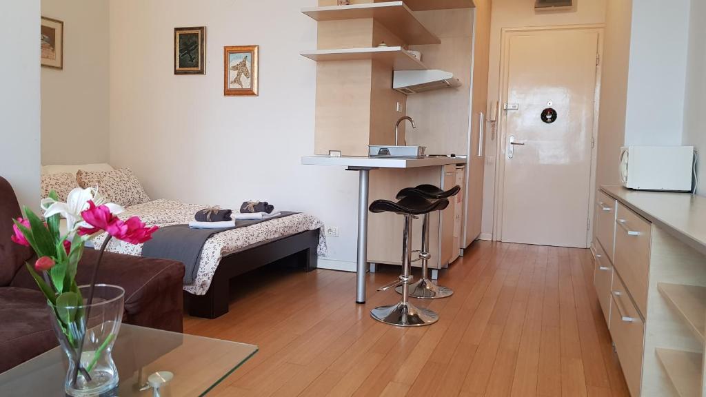 Letto o letti in una camera di Downtown Belgrade Hostel and Apartments