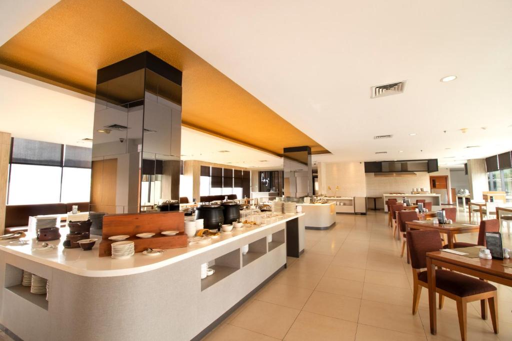 Kuchyň nebo kuchyňský kout v ubytování PRIME PARK Hotel Bandung