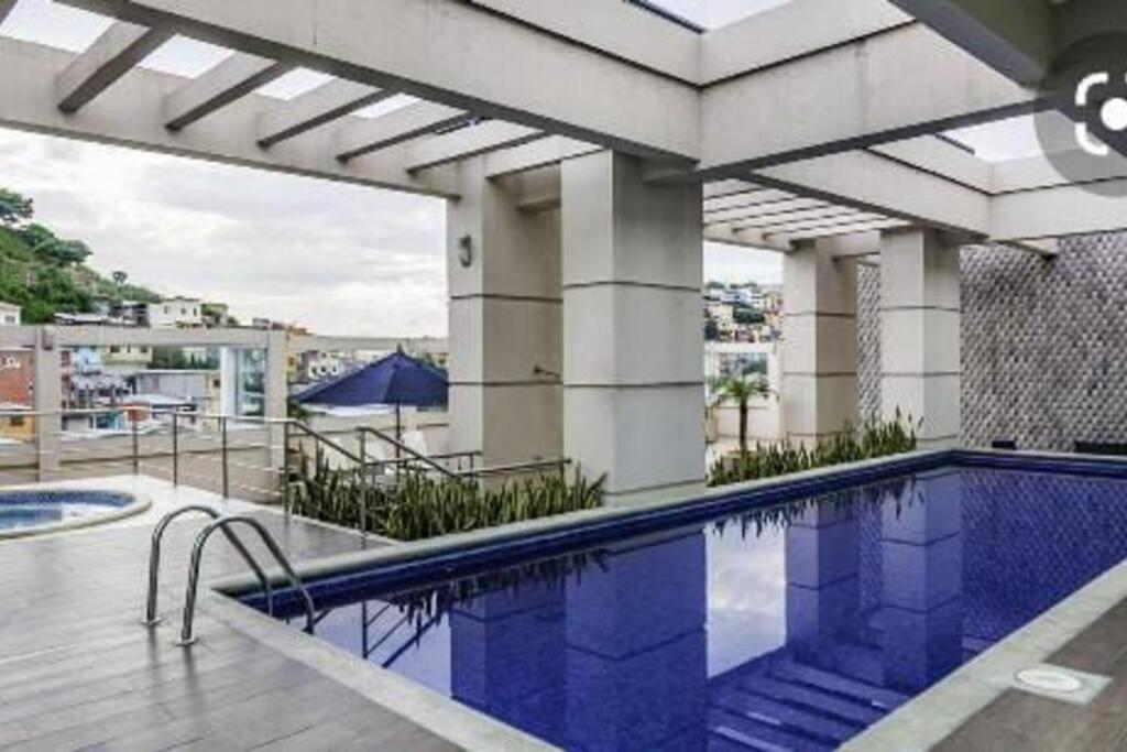 una piscina en la parte superior de un edificio en Puerto santa Ana 2 habitaciónes, en Guayaquil