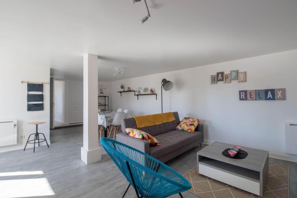 salon z kanapą i stołem w obiekcie Duplex 4/5 personnes sur cour w mieście Plouër-sur-Rance