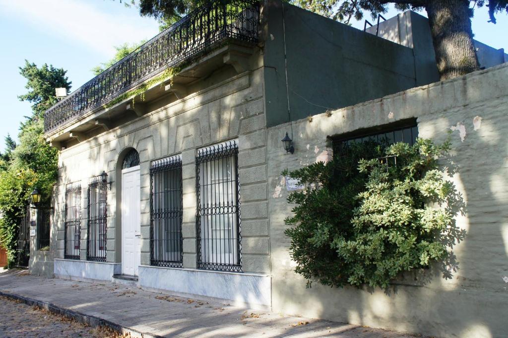 a building with barred windows on the side of it at Posada del Gobernador in Colonia del Sacramento