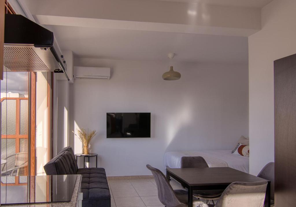 Camera con letto, tavolo e TV di Phaedrus Living: City Flat Palas 101 a Paphos