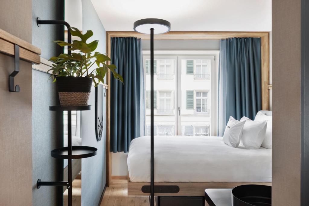 Letto o letti in una camera di Stay KooooK Bern City - Online Check In