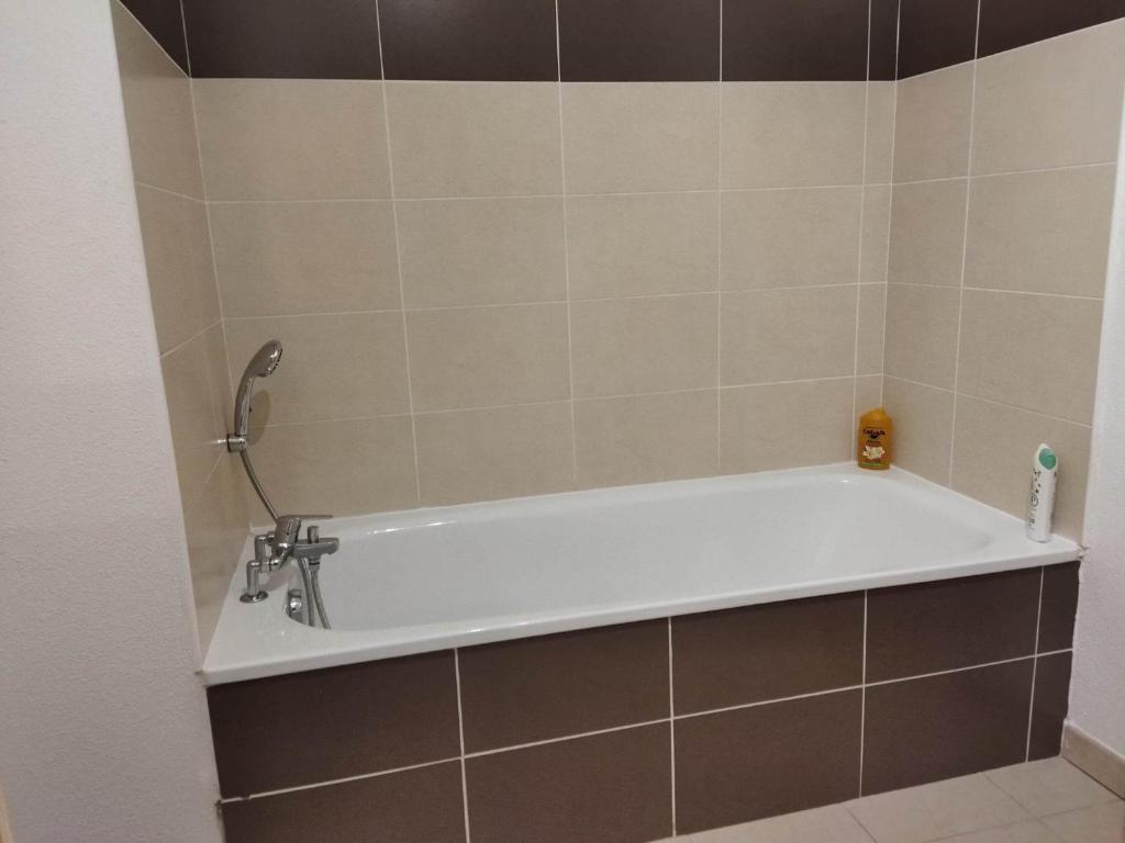 Łazienka w obiekcie Chez Daniel, linge et ménage inclus