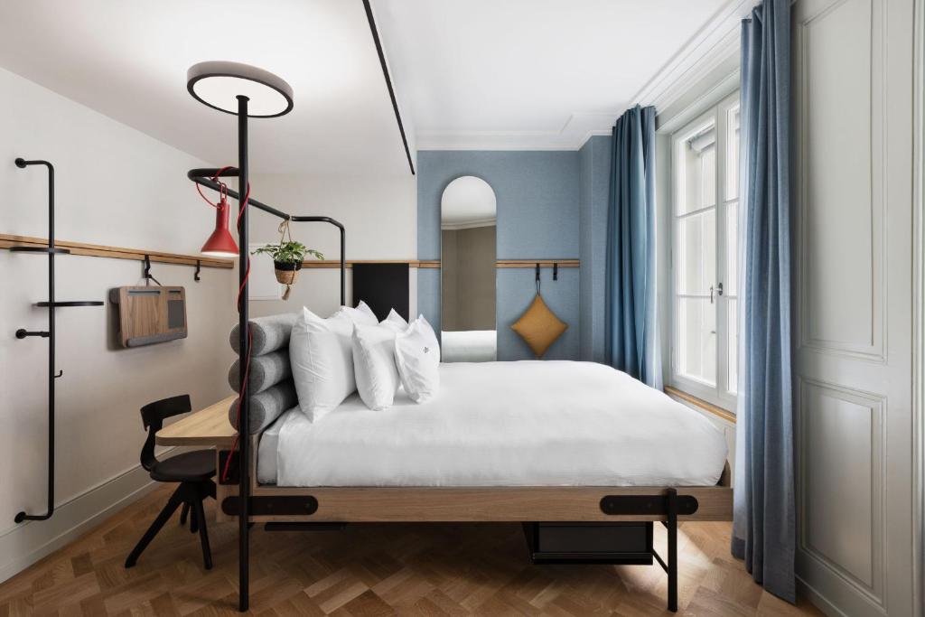 Letto o letti in una camera di Stay KooooK Bern City - Online Check In