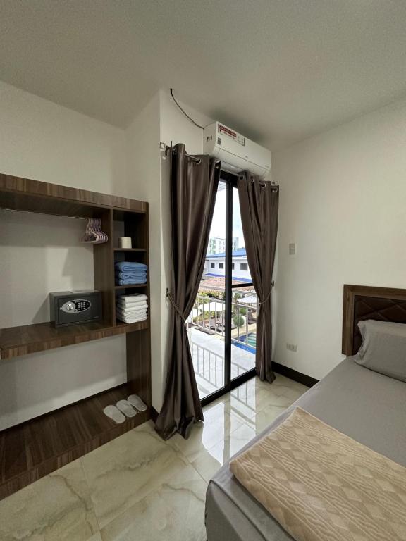 Postel nebo postele na pokoji v ubytování MGH Alona Resort