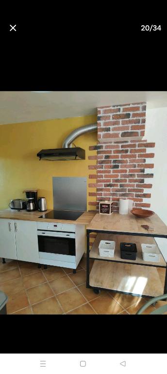 Kuchyňa alebo kuchynka v ubytovaní maison dans un écrin de chênes provençale