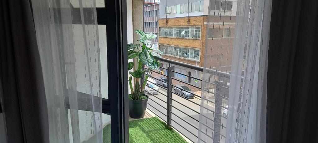 Chic Maboneng Balcony Apartment With Stunning City Views - Housity