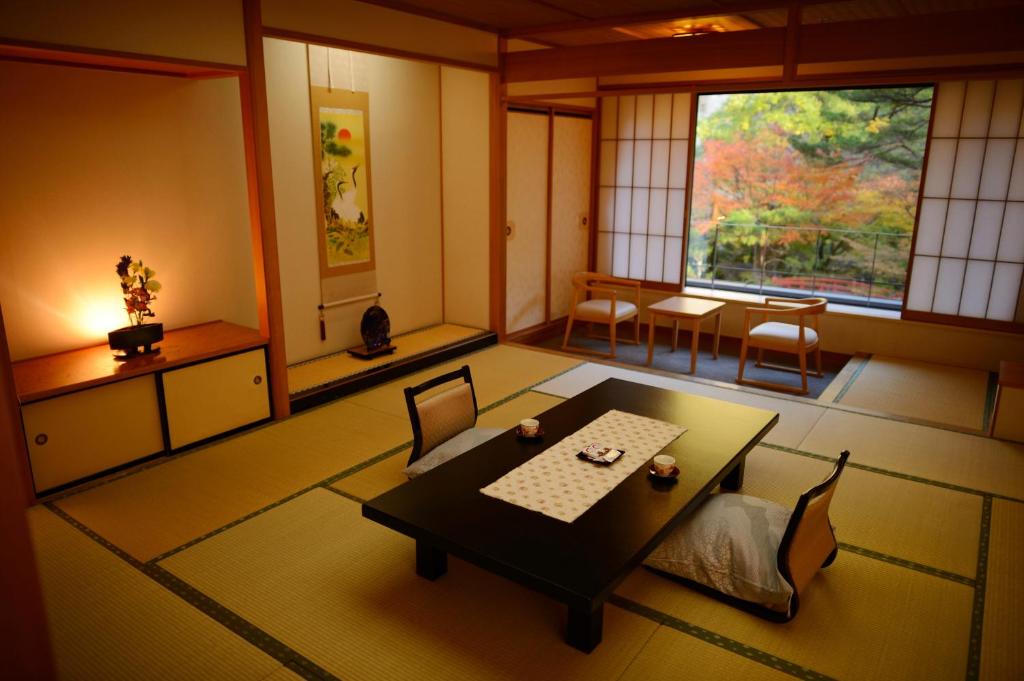 Posezení v ubytování Sansuiso Tsuchiyu Spa