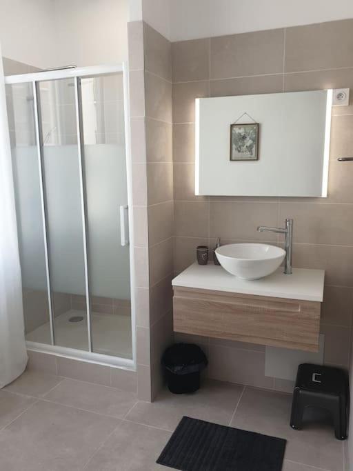 Koupelna v ubytování Studio neuf atypique centre ville Palavas vue mer