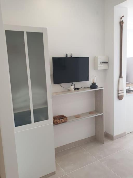TV a/nebo společenská místnost v ubytování Studio neuf atypique centre ville Palavas vue mer