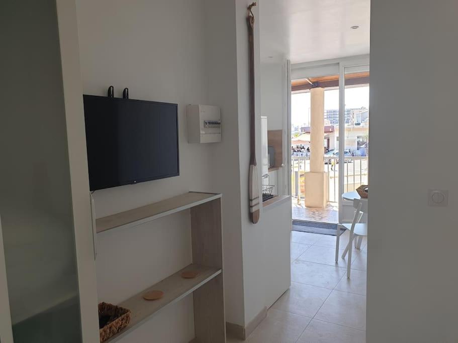 salon z telewizorem z płaskim ekranem na ścianie w obiekcie Studio neuf atypique centre ville Palavas vue mer w mieście Palavas-les-Flots