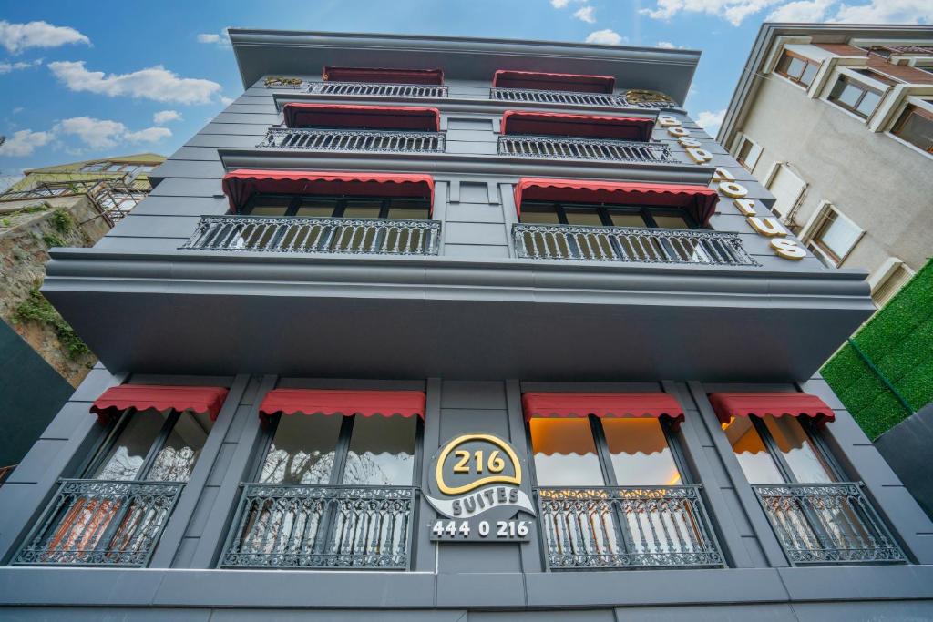 イスタンブールにある216 Bosphorus Suiteの赤とオレンジの看板が書かれた高い建物